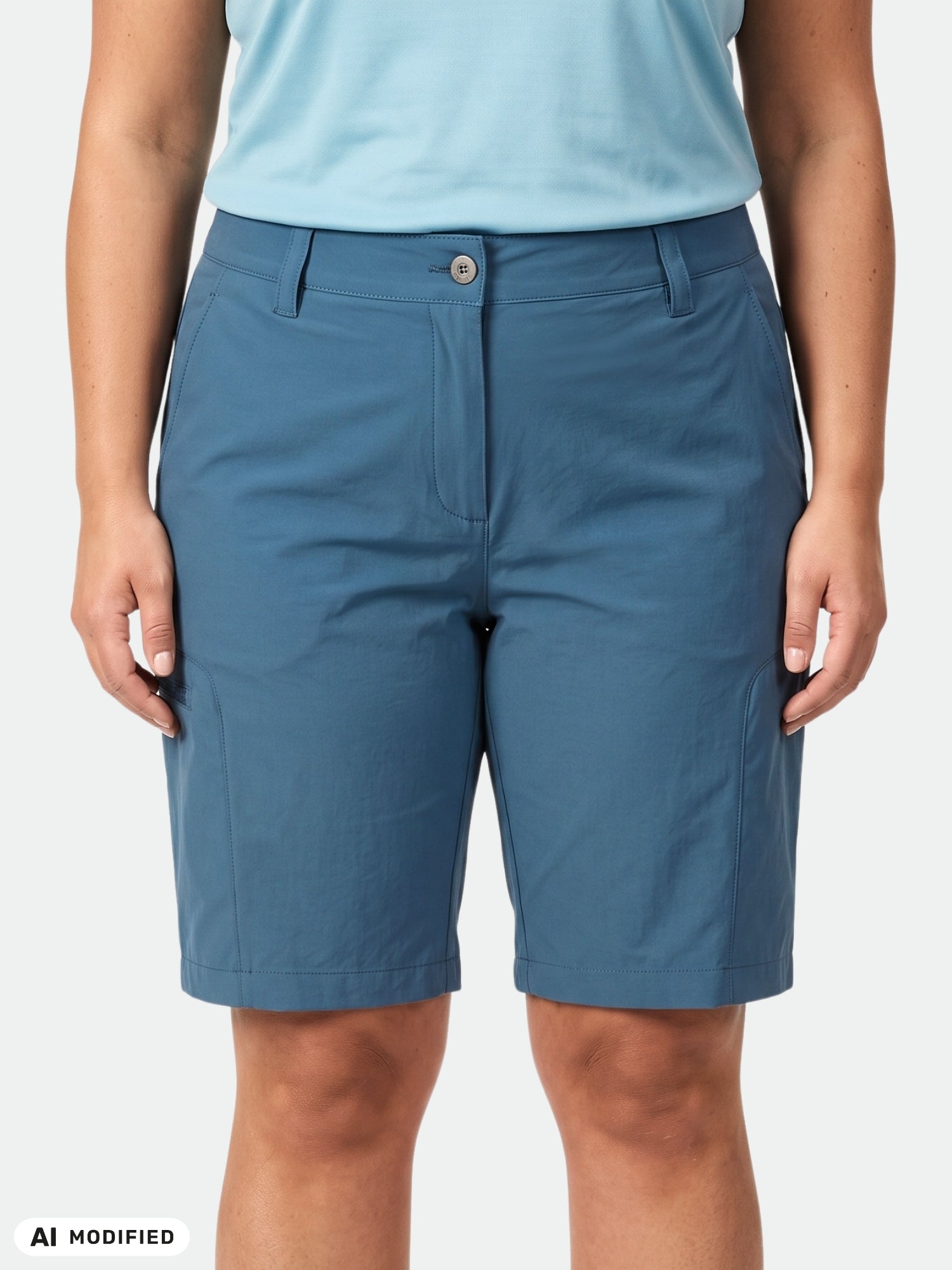 En person i Halti Pallas Cool Shorts Dam Plus, i blå snabbtorkande stretch, visas från midjan till strax ovanför knäet.
