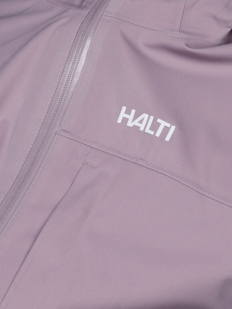 Närbild av Halti Taival DX 3L Jacka Dam i mauve med dragkedja och vit Halti-logotyp på bröstet.