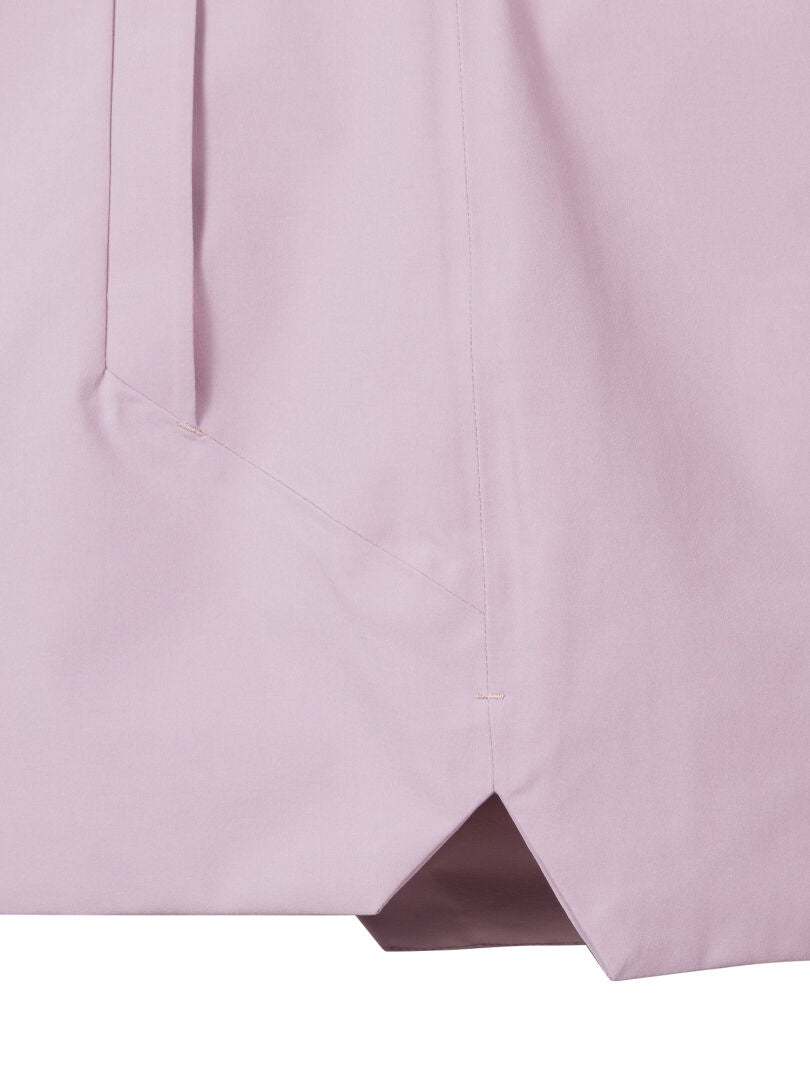 Närbild av Halti Valaja DX Parka Dam Plus i ljusrosa DrymaxX Cottony med synliga sömmar och en liten vinkelformad fållslits.