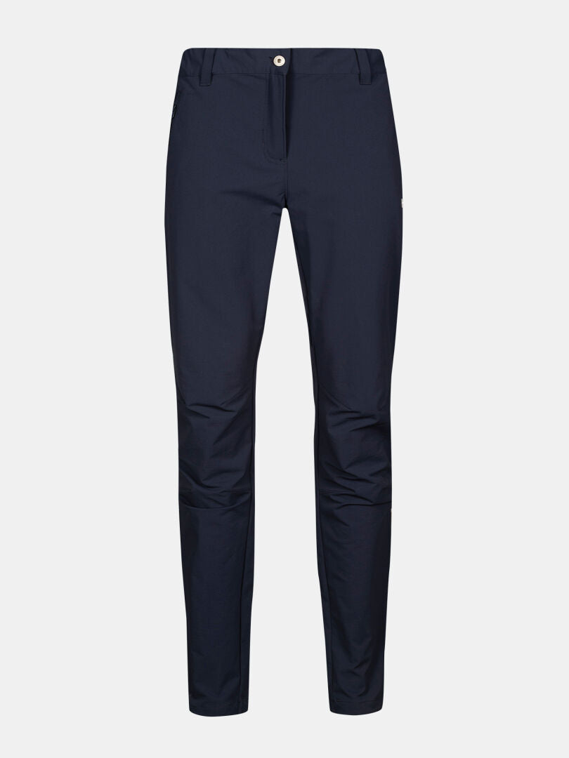 Halti Finholma X-stretch Byxor Dam Plus i marinblått med raka ben och knappstängning med dragkedja på vit botten.