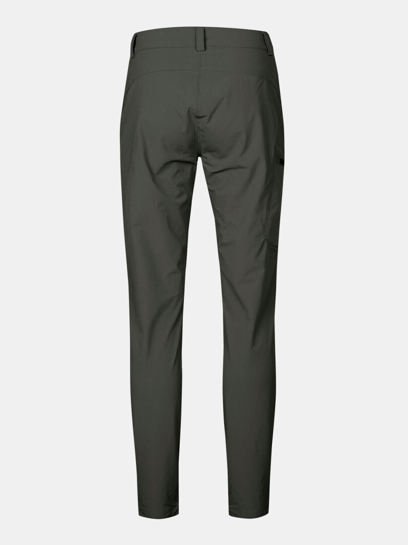Bakifrån Halti Pallas X-stretch Outdoor Byxor Dam Plus, mörkgrön, slim fit med bälteshällor på vit bakgrund.