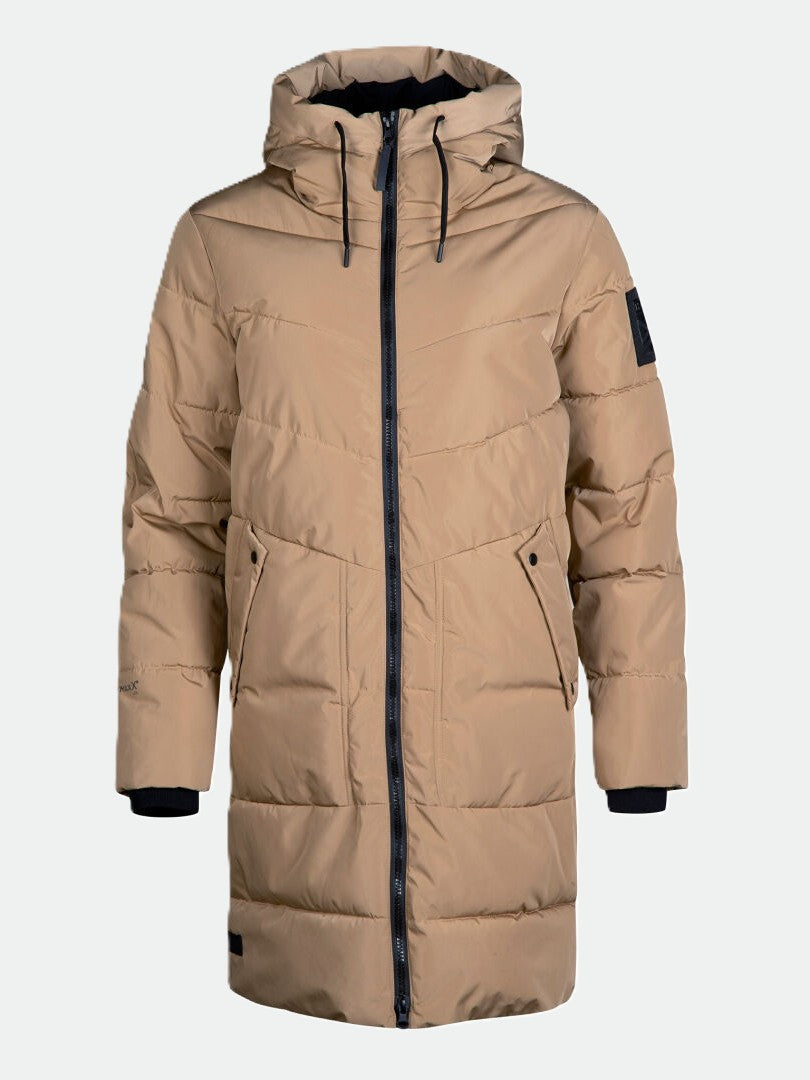 Halti Linjat Parka Jacka Dam-tan, lång puffer med huva, dragkedja och två fickor, på enfärgad bakgrund.