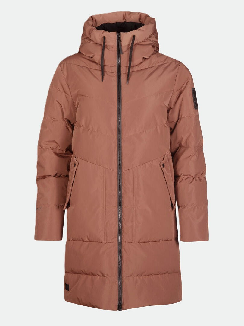 Halti Linjat Parka Jacka Dam är en lång brun puffer med huva, dragkedja fram och sidofickor på en enfärgad bakgrund.