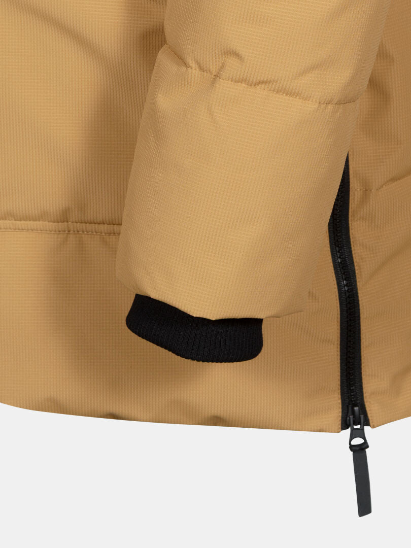 Närbild av Linjat Parka Jacka Herr-ärm från Halti med svart ribbad manschett, dragkedja och Microtherm THERMOFILL-isolering.