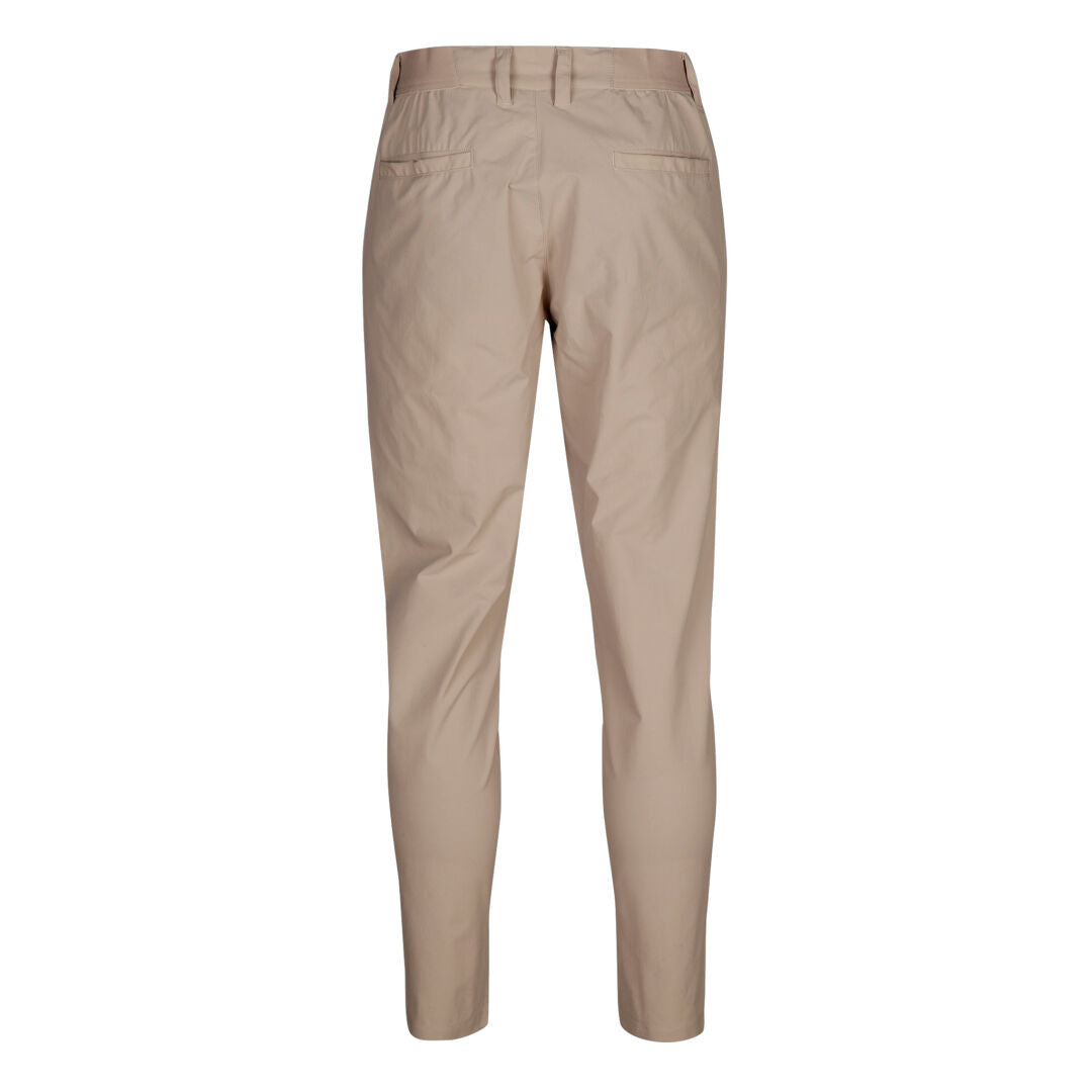 Halti Drive X-stretch Chinos Herr i beige visas bakifrån med bälteshällor, två passpoalfickor, på vit bakgrund.