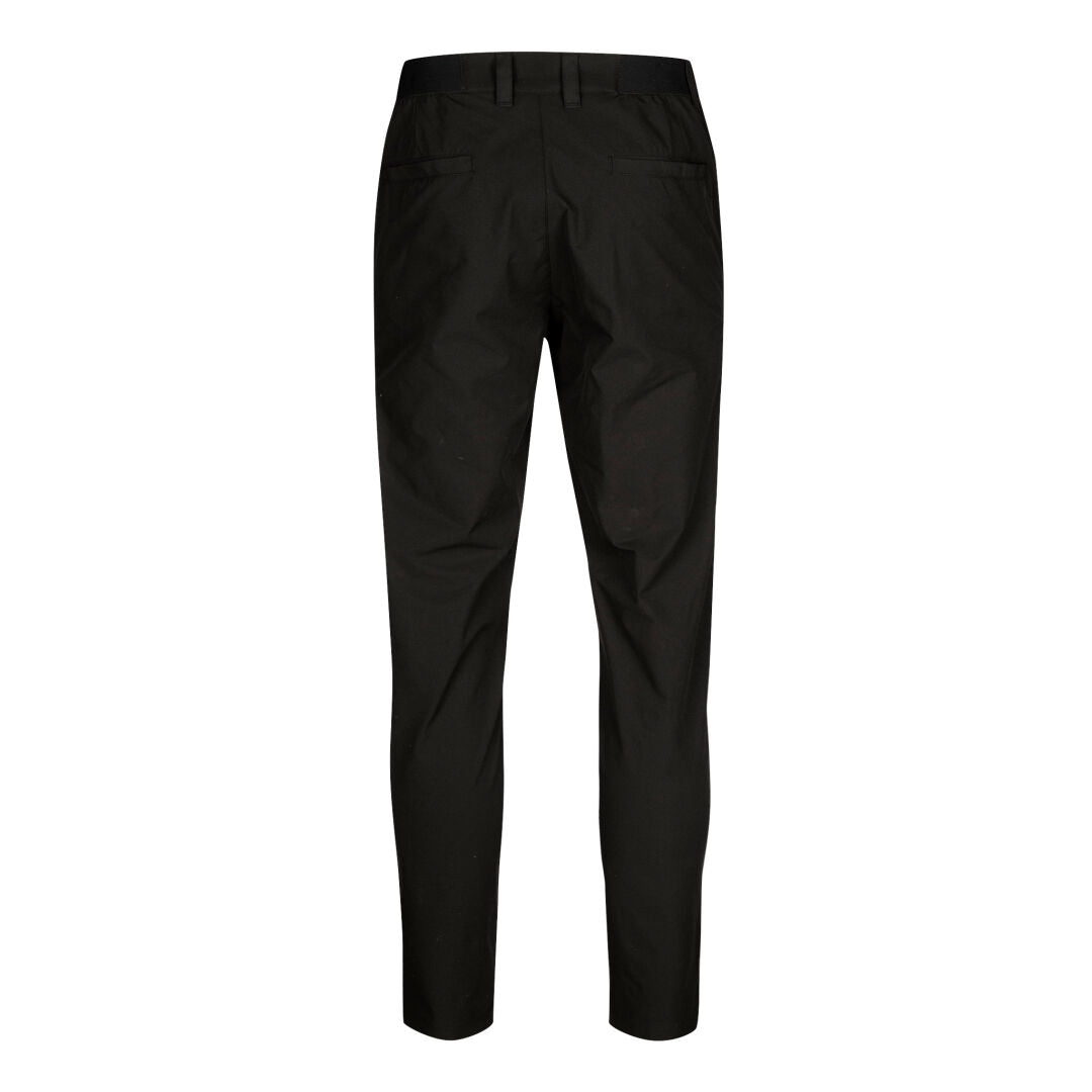 Bakifrån Halti Drive X-stretch Chinos Herr i svart med bälteshällor och två passpoalfickor bak på vit bakgrund.