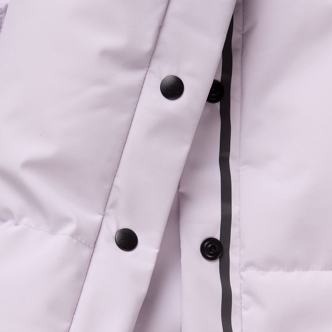 Närbild på Halti Penger Vinterjacka Dam i ljuslila DrymaxX® Lite med svarta tryckknappar och dold dragkedja.