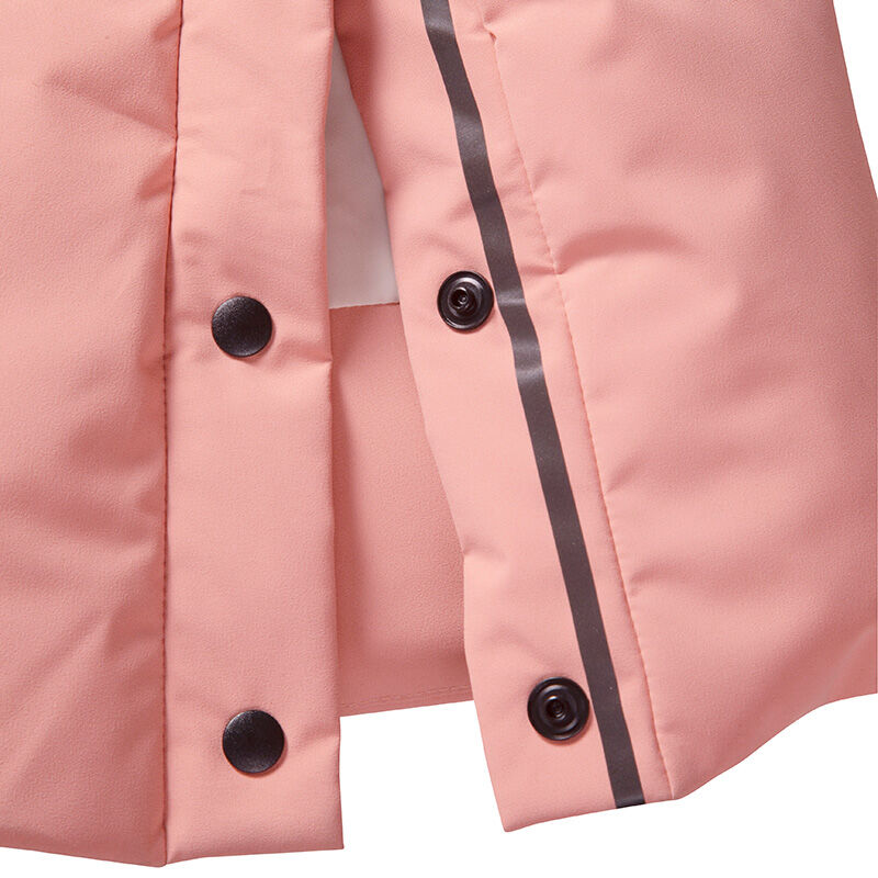 Närbild på Haltis Penger Vinterjacka Dam i rosa med svarta tryckknappar och en svart rand längs öppningen.