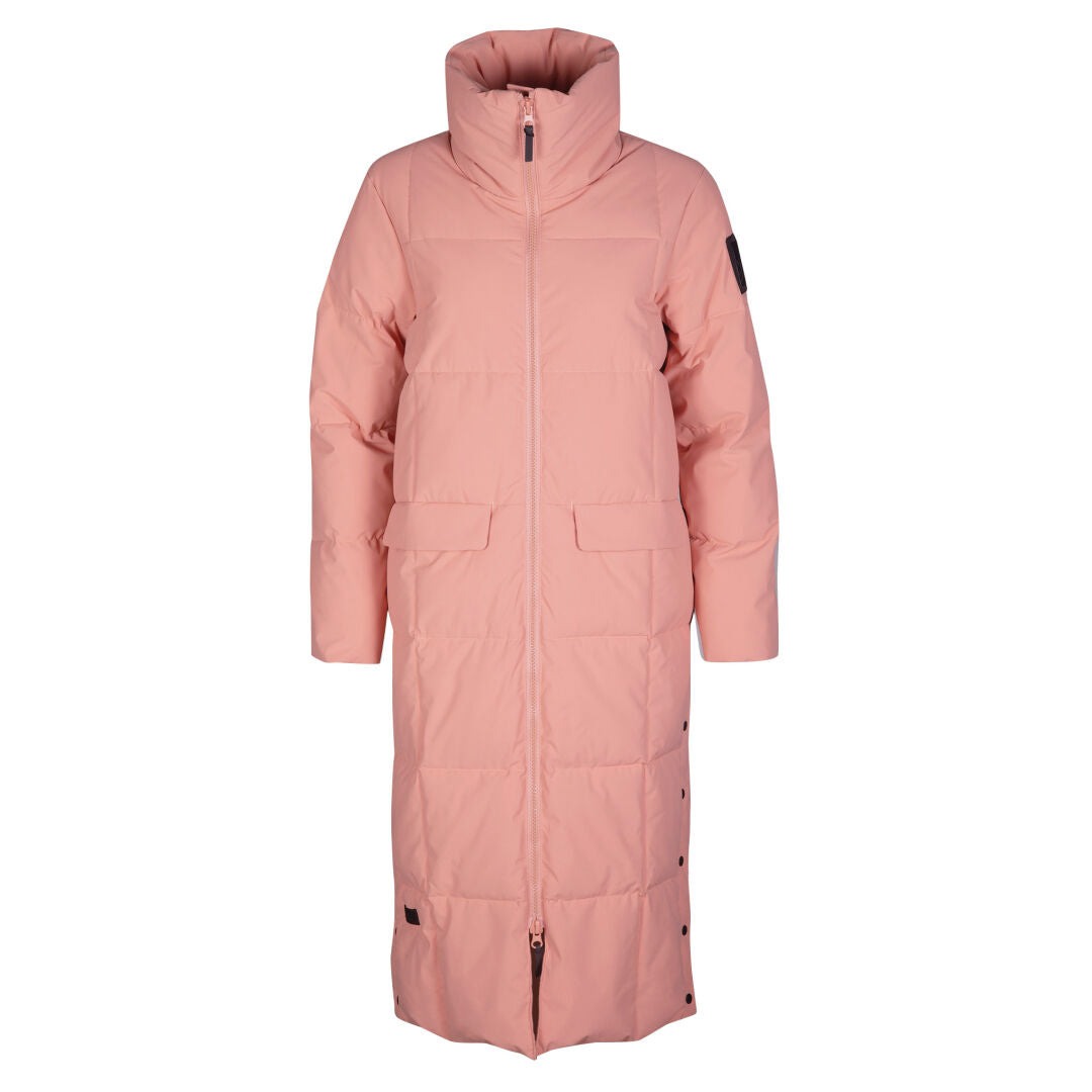 En lång, ljusrosa Halti Penger Vinterjacka Dam-pufferjacka med Microtherm® THERMOFILL visas på vitt.
