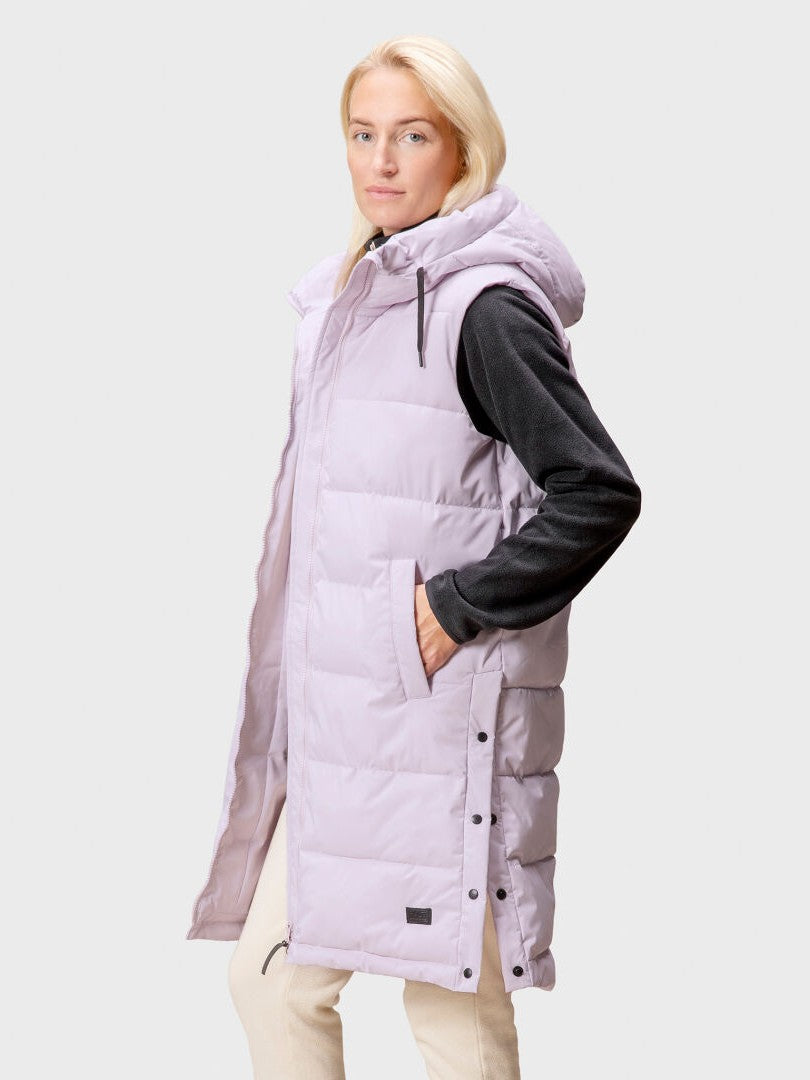 Någon bär Halti Penger Puffer Väst Dam i ljuslila med huva, över en svart topp och ljusa byxor.