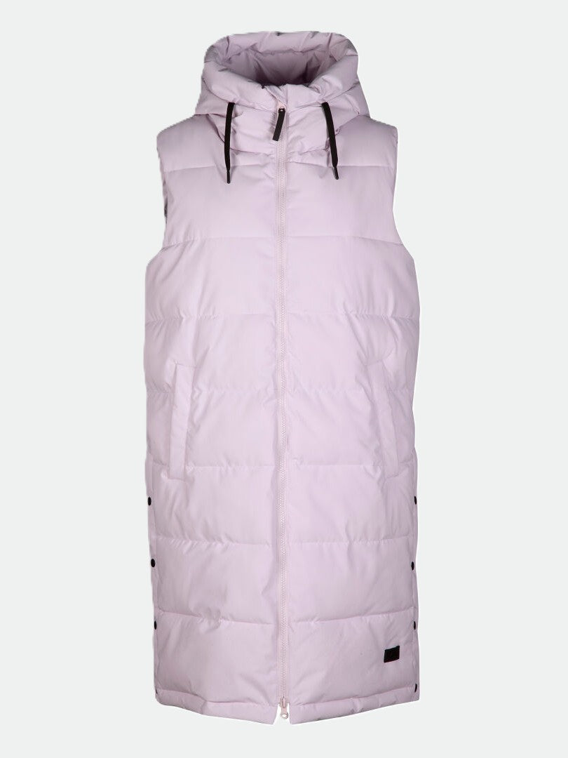 Halti Penger Puffer Väst Dam: Ärmlös ljusrosa väst med huva, dragkedja och tryckknappar i sidorna, i återvunnen polyester.