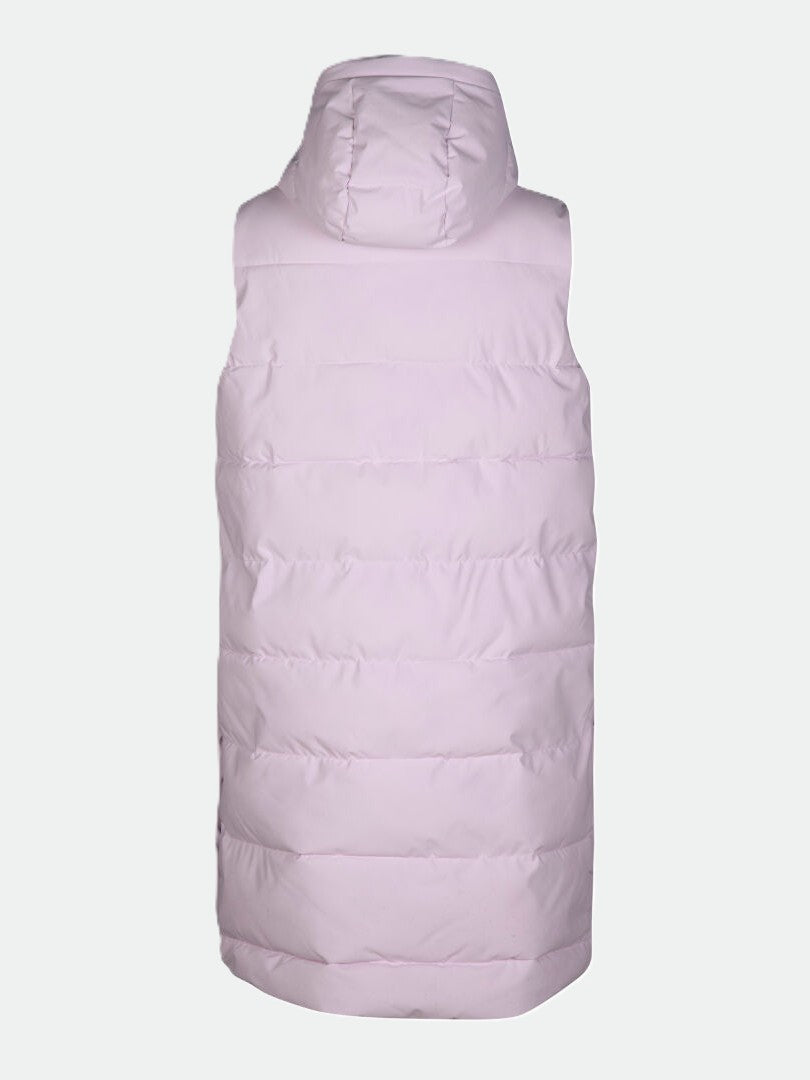 Halti Penger Puffer Väst Dam i ljusrosa återvunnen polyester visas bakifrån på en enfärgad ljusgrå bakgrund.