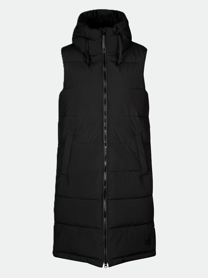 Halti Penger Puffer Väst Dam: svart, ärmlös, huva, vindtät, två fickor, återvunnen polyester mot enkel bakgrund.