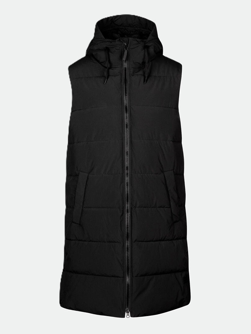 Halti Penger Puffer Väst Herr: svart ärmlös väst med huva i återvunnen polyester, med dragkedja fram, på ljus bakgrund.