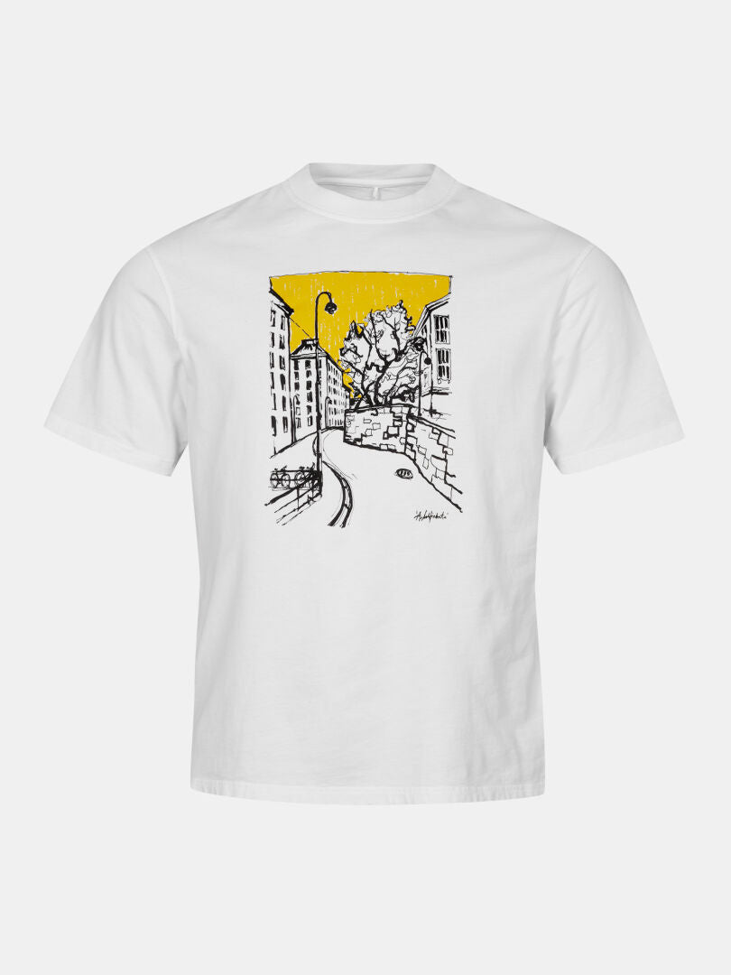 Halti Skaltsi Unisex T-skjorta i ekologisk bomull, med stadsmotiv och gul himmel framtill.