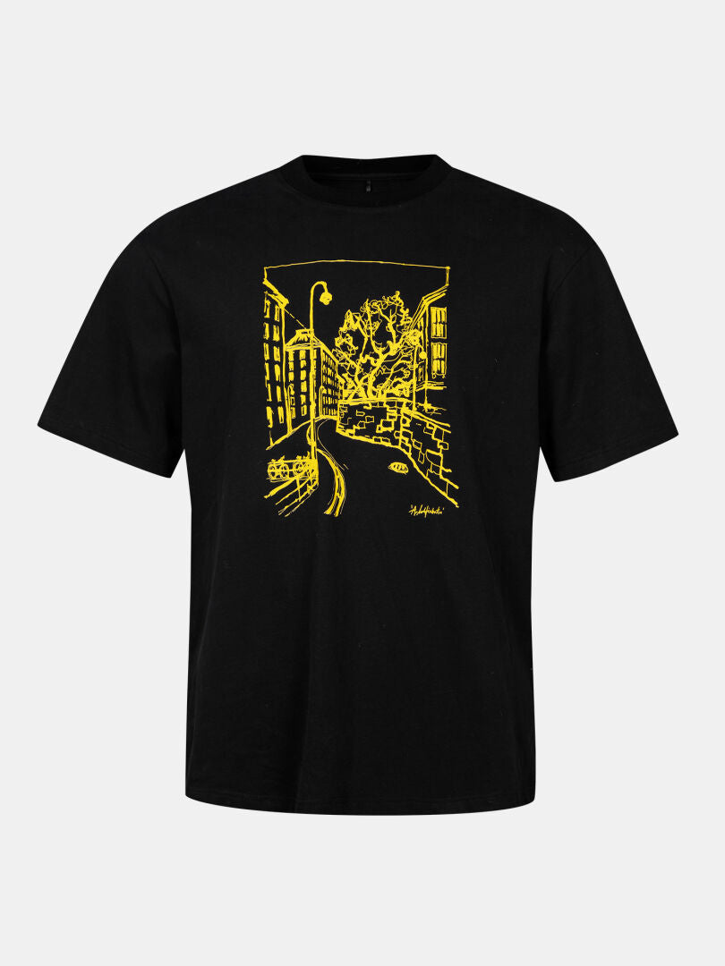 Oversized Skaltsi Unisex T-skjorta i svart med gul stadsbild från Halti, tillverkad av ekologisk bomull.