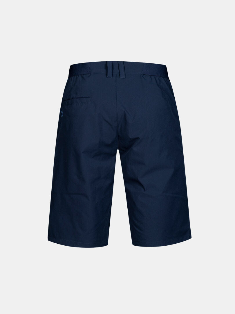 Bakifrån Halti Drive X-stretch Shorts Herr i marinblå med bälteshällor och en bakficka på en enfärgad bakgrund.