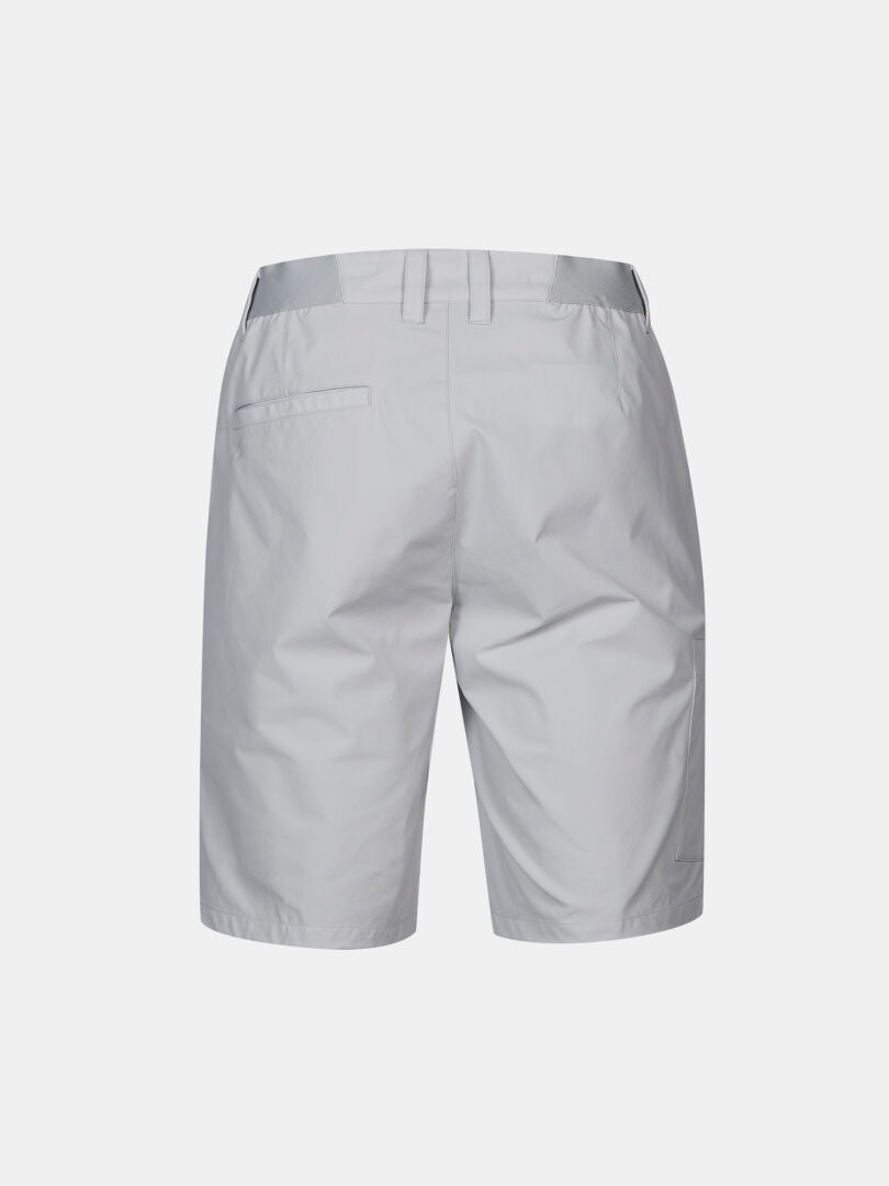 Bakifrån Halti Drive X-stretch Shorts Herr med bälteshällor och två bakfickor, perfekta för varma sommardagar.