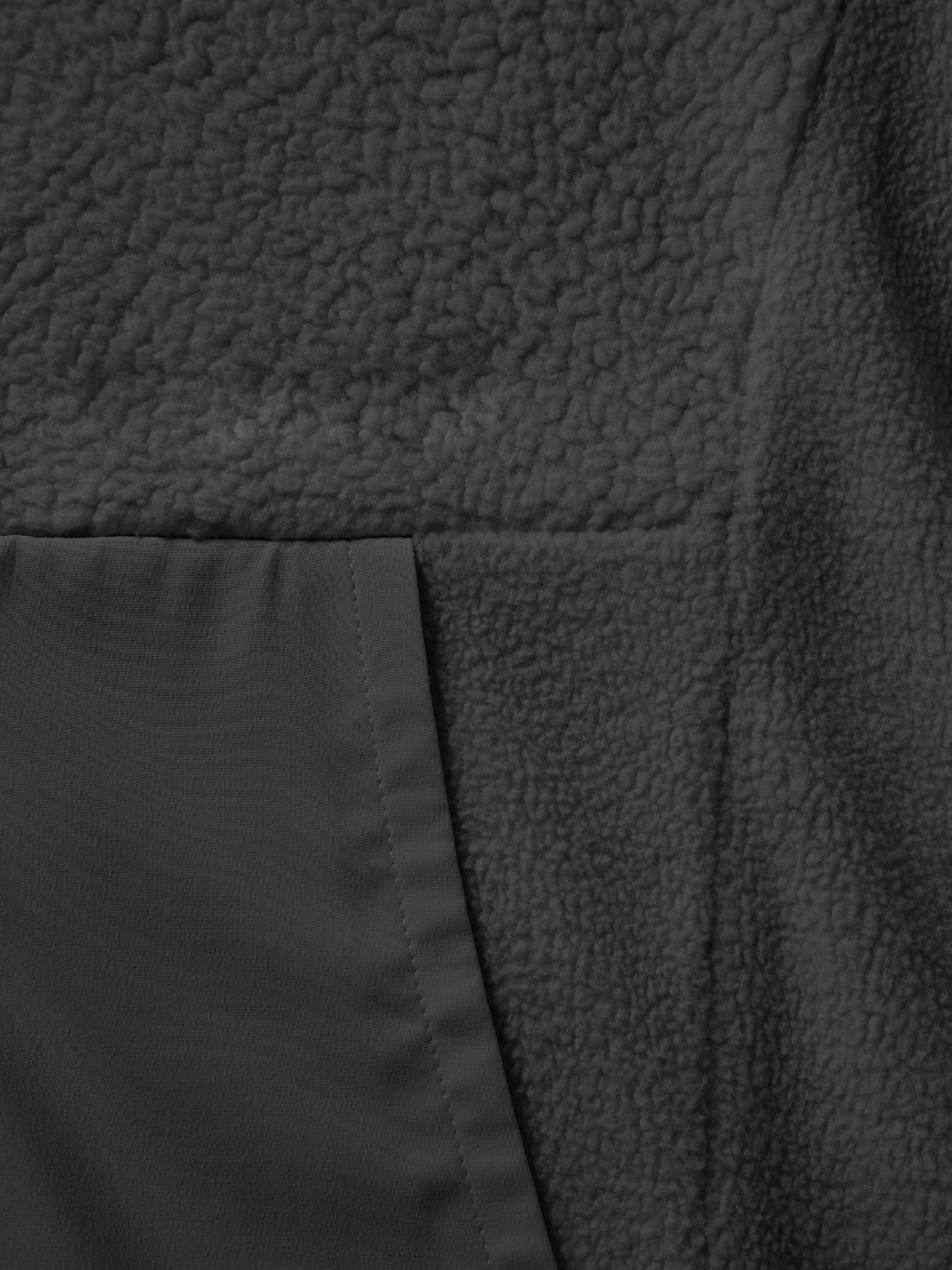 Närbild av Halti Synkas Fleece Dam, som framhäver texturkontrast och mångsidig komfort i varje detalj.