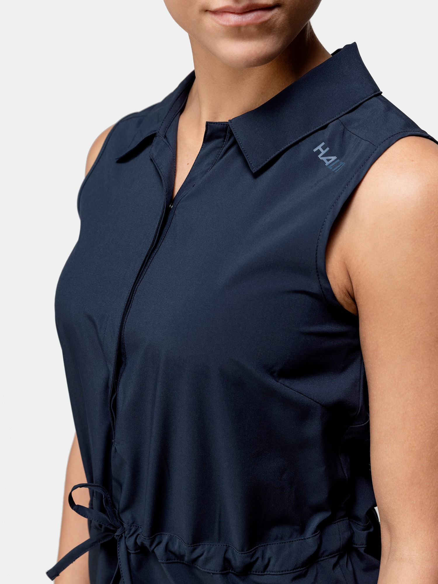 Chipper X-stretch Klänning från Halti i snabbtorkande material—perfekt för en aktiv livsstil.