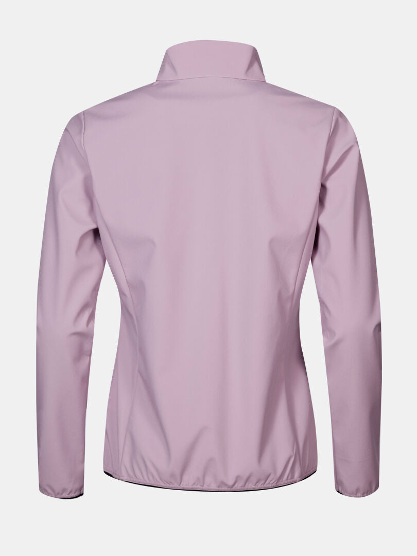 Bakifrån på Halti Wedge Softshell Jacka Dam: ljuslila, långa ärmar, uppstående krage, resår i midja och ärmslut.