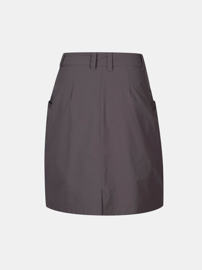 Halti Drive X-stretch Kjol Dam Plus: mörkgrå kjol i plus size-modell med bälteshällor och sidofickor, på vit bakgrund.