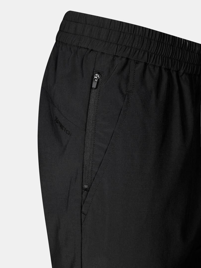 Närbild på Halti Grets Joggers Herr: svart med elastisk linning, sidoficka med dragkedja och Quick Dry Lite Stretch-tyg.