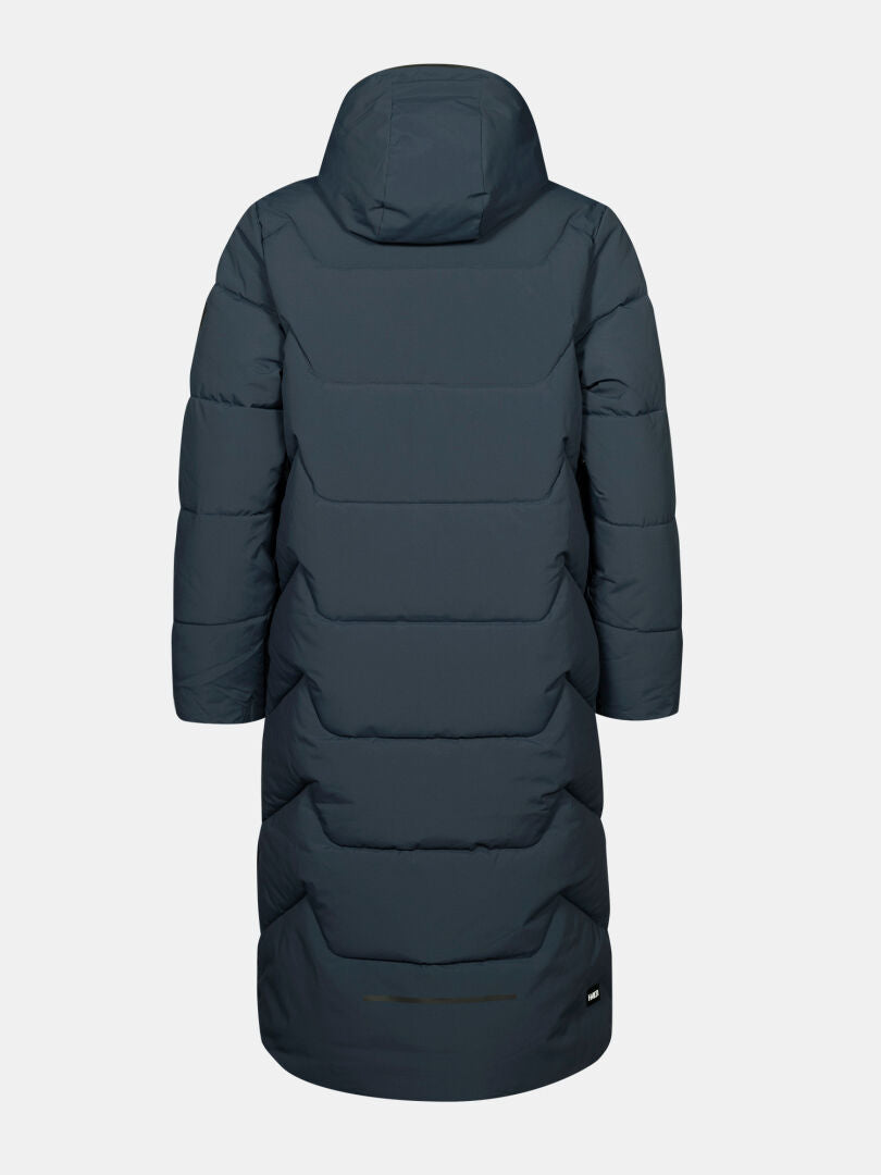 Halti Brahe Puffer Long Vinterjacka Dam med huva, tillverkad av återvunnen polyester, visad bakifrån på vitt.
