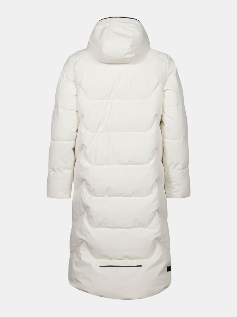 Brahe Puffer Long Vinterjacka Dam från Halti är en vit vinterjacka med huva i återvunnen polyester, svart etikett i nederkant.