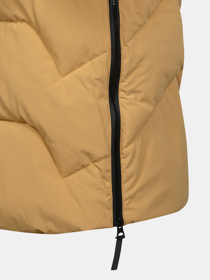 Närbild av Halti's Brahe Puffer Long Vinterjacka Dam med brun quiltad design och svart dragkedja framtill.