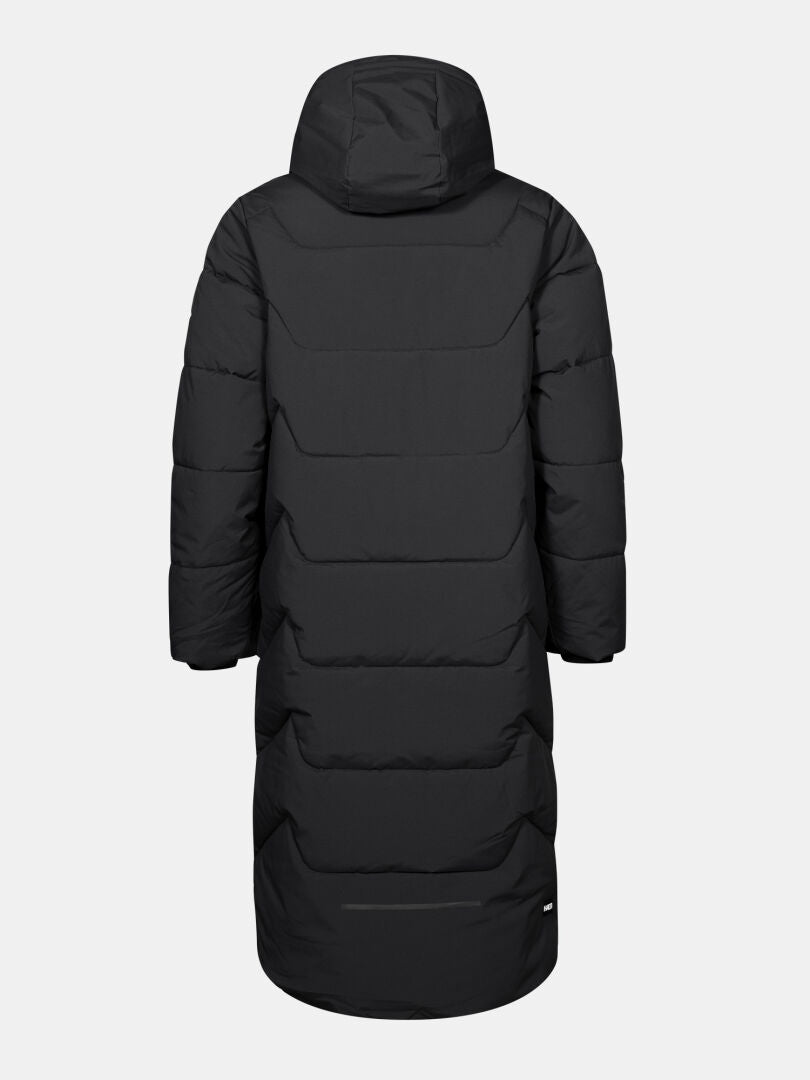 Halti Brahe Puffer Long vinterjacka för dam i svart med huva, avbildad bakifrån mot en ljusgrå bakgrund.