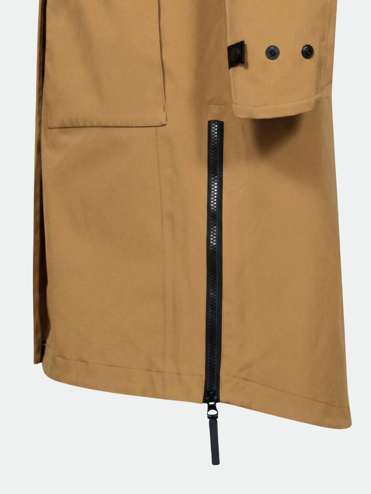 Närbild på Halti Tokoi II DX Parkajacka Dam: solbrun rock med svart blixtlås, två svarta knappar vid fållen och manschetten.