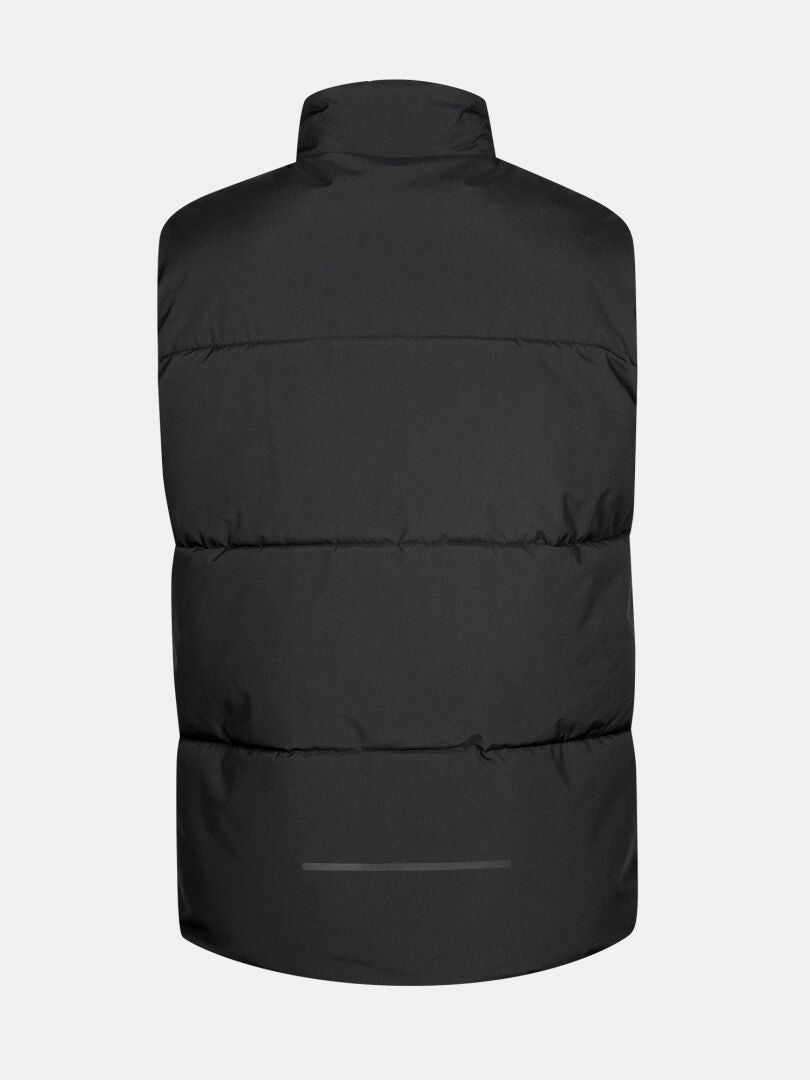 Halti Penger Classic Puffer Väst Herr i svart, tillverkad av återvunnen polyester, visas bakifrån på ljusgrå.