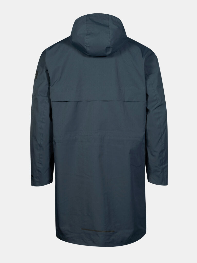 Halti Tokoi II DX Parkajacka Herr, en lång mörkblå parkas med huva, fotograferad bakifrån mot en ljus bakgrund.