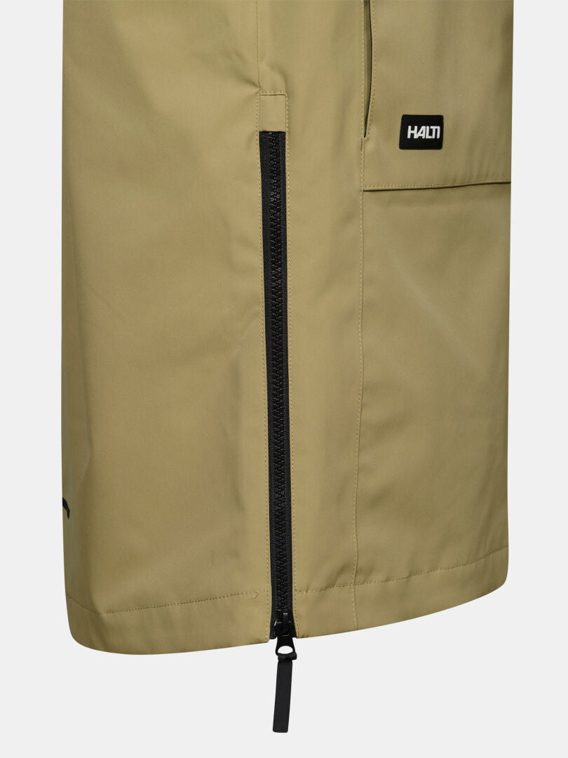 Närbild på Tokoi II DX Parkajacka Herr i beige tyg med en vertikal svart dragkedja, framficka och Halti-etikett.