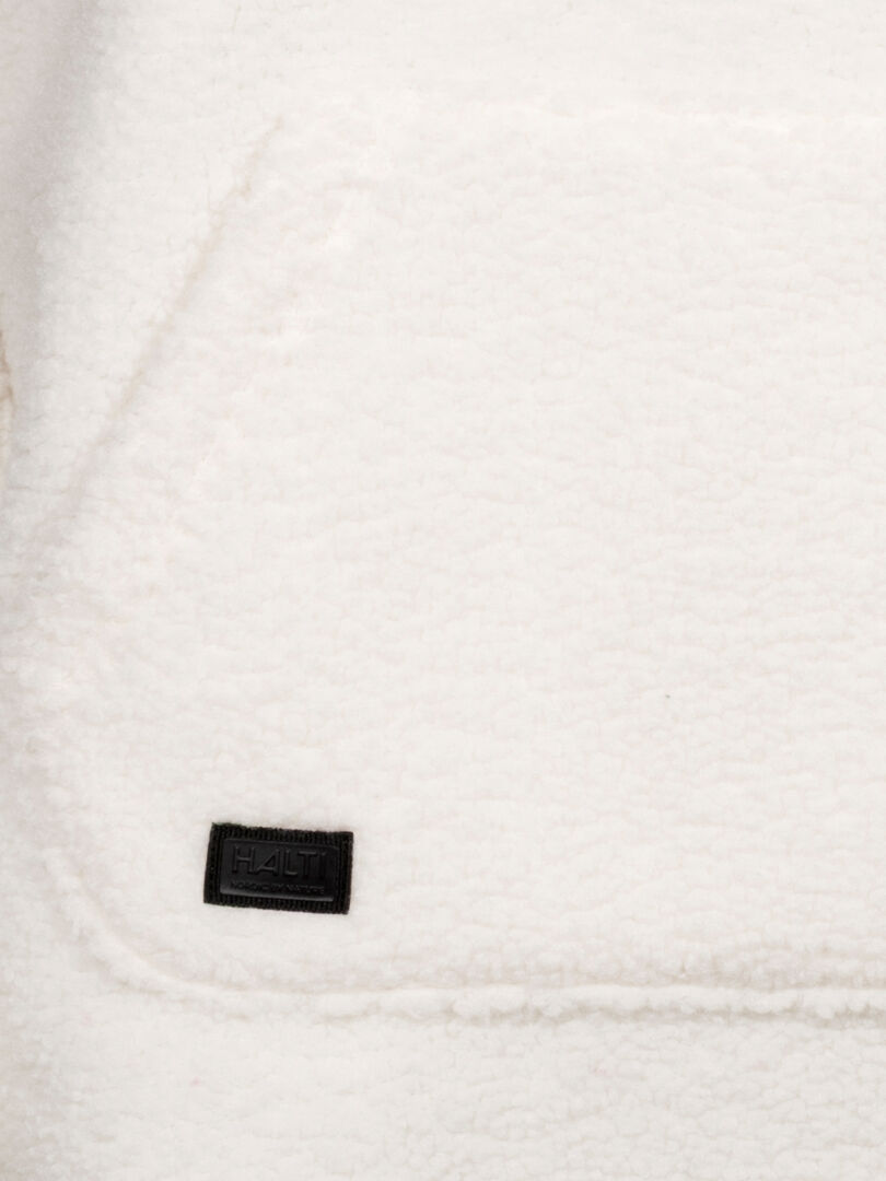 Närbild av en Lykky Fleecetröja Dam-ficka med en svart Halti-patch, tillverkad av återvunnen polyester.