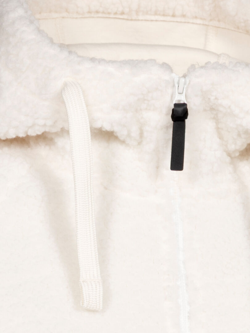 Närbild av offwhite Halti Lykky Fleecetröjä Dam, med blixtlås och dragsko i kragen.