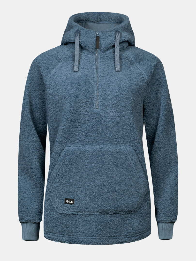 Halti Lykky Fleecetröja Dam: blå hoodie i teddyfleece med huva, framficka och halv dragkedja; enfärgad bakgrund.