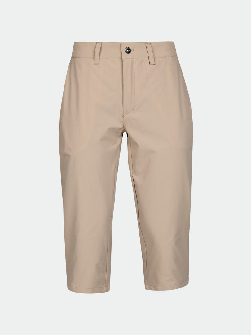 Halti Drive X-stretch Capribyxor Dam Plus: beige knälånga shorts med UPF 50+, knapp, bälteshällor och sidofickor.