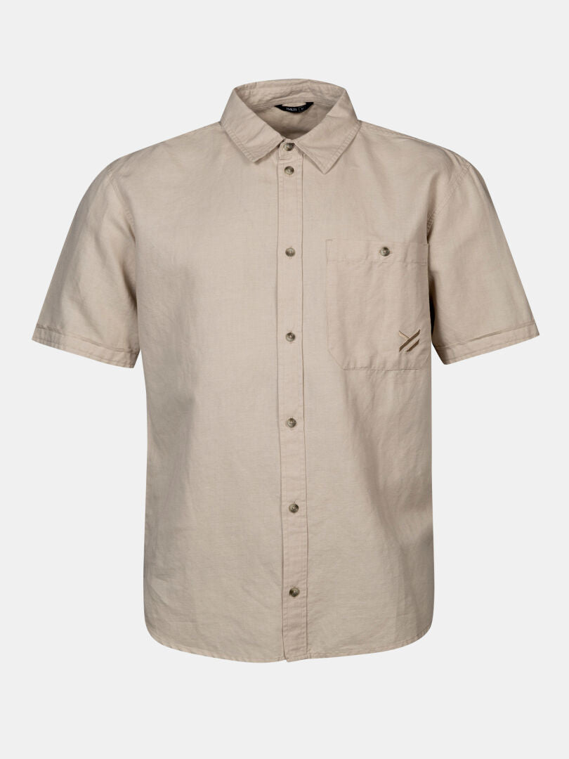 Halti Notsgi Skjorta Herr: Beige skjorta i ekologisk bomull med kort ärm, bröstficka och broderad logga.