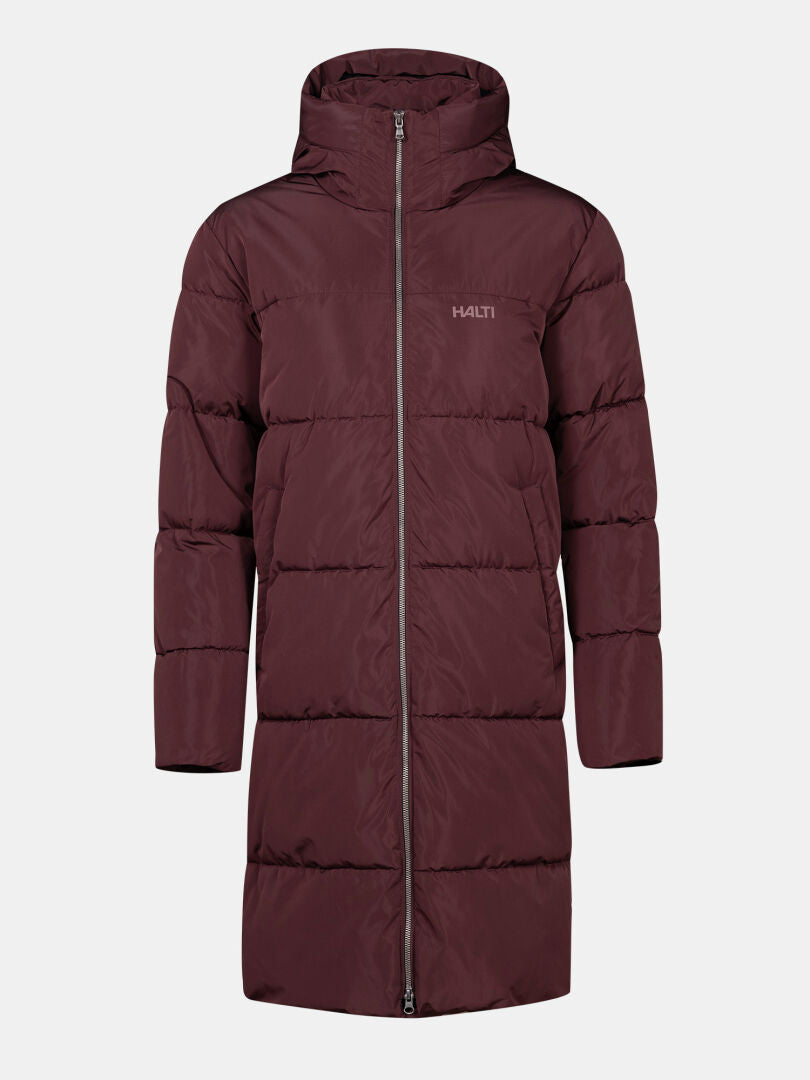 Halti Sammal Vadderad Parkajacka Dam Plus är en lång rödbrun parkas med huva, dragkedja fram och logotyp på bröstet.