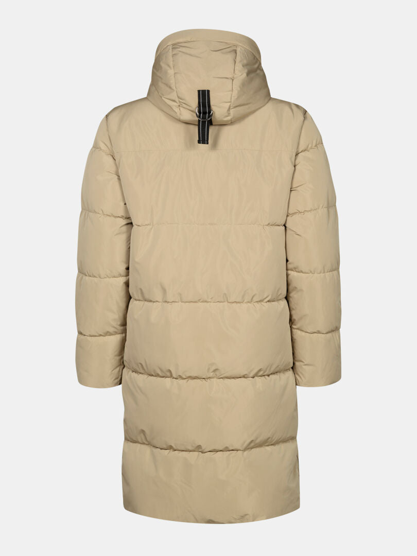 Halti Sammal Vadderad Parkajacka Dam Plus är en lång beige vinterjacka med huva och svart vertikalt band på ryggen.