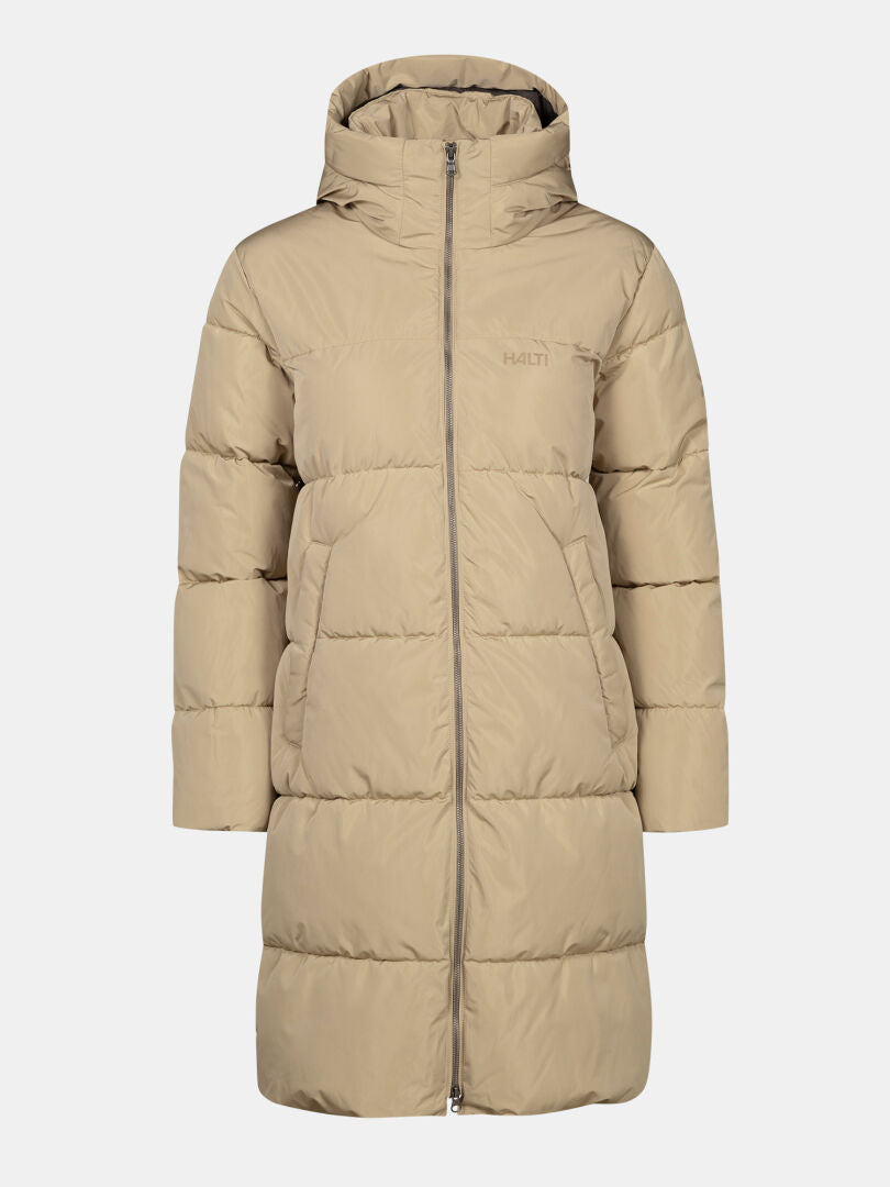 Halti Sammal Vadderad Parkajacka Dam Plus: lång brun parkas i plusstorlek med huva, dragkedja fram och horisontella sömmar.