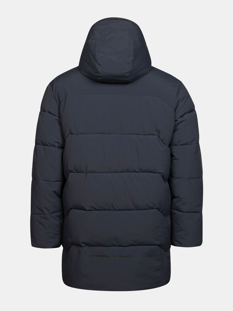 Halti Brahe Puffer Parka Herr i svart, med huva, avbildad bakifrån mot en enfärgad ljusgrå bakgrund.
