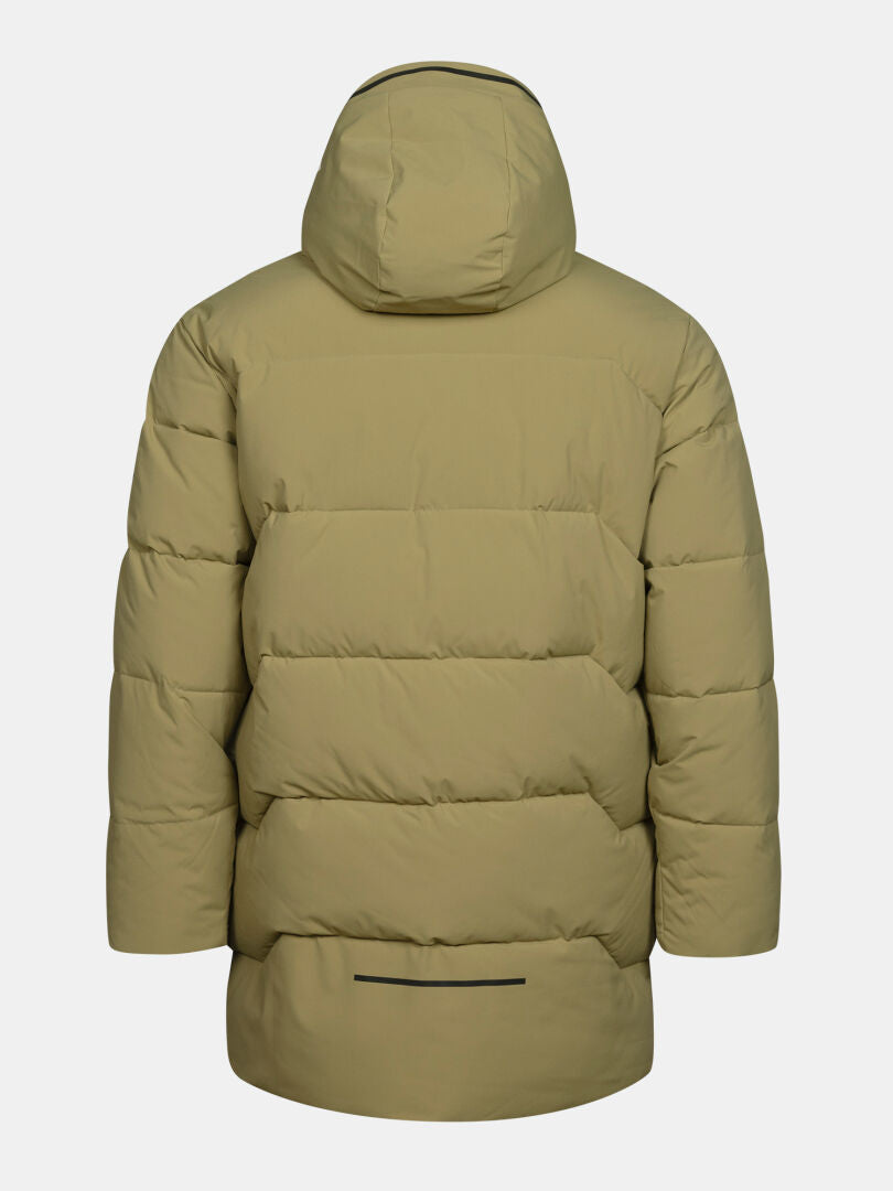 Halti Brahe Puffer Parka Herr i khaki med huva, fotograferad bakifrån mot en enfärgad vit bakgrund.