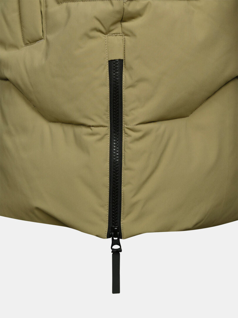 Närbild på en Halti Brahe Puffer Parka Herr i khaki med en svart dragkedja mitt fram och synliga sömmar.