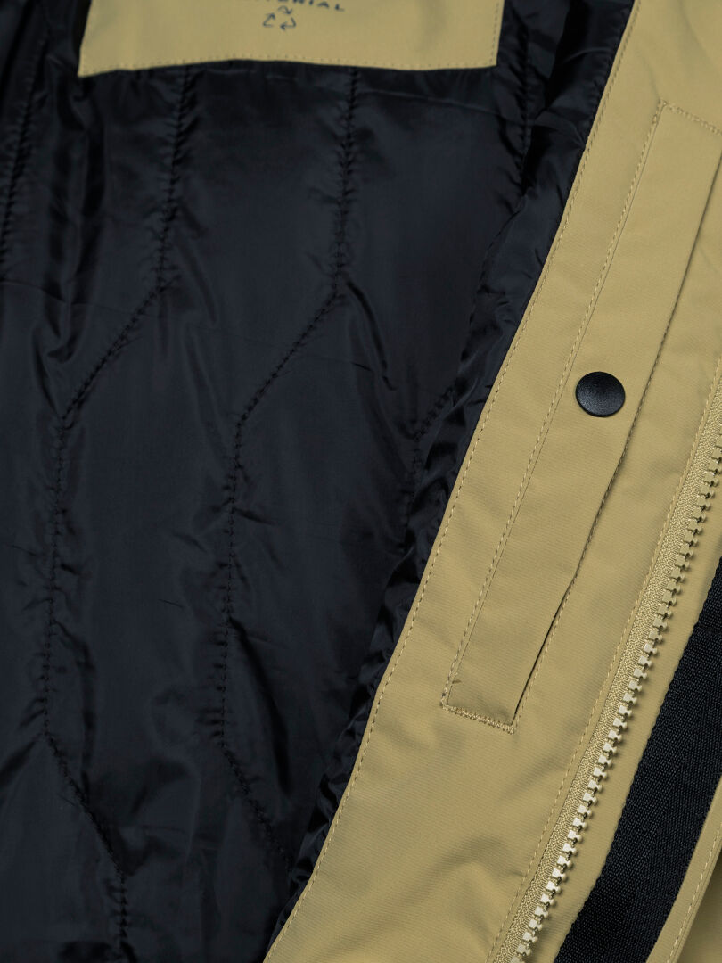 Närbild på Halti Kortteli DX Insulated Parka Herr i svart, med quiltat foder, beige kantband, dragkedja och tryckknapp.