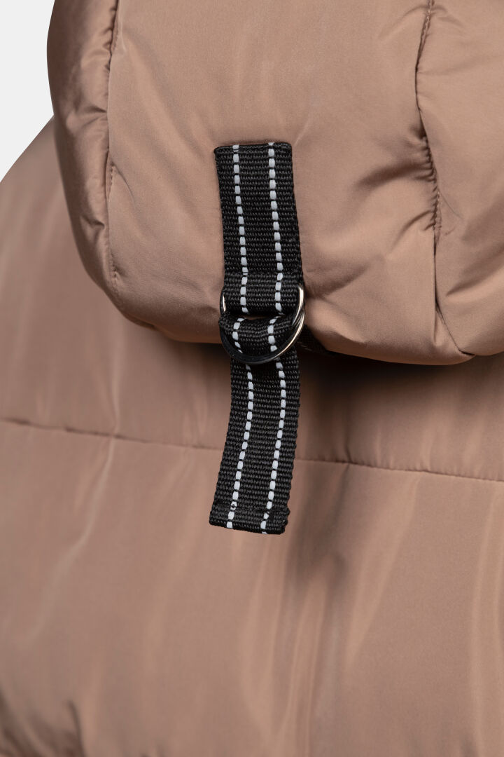 Närbild på Halti Leinikko Puffer Parka för dam i brunt med svart rem och metallring på ryggen.