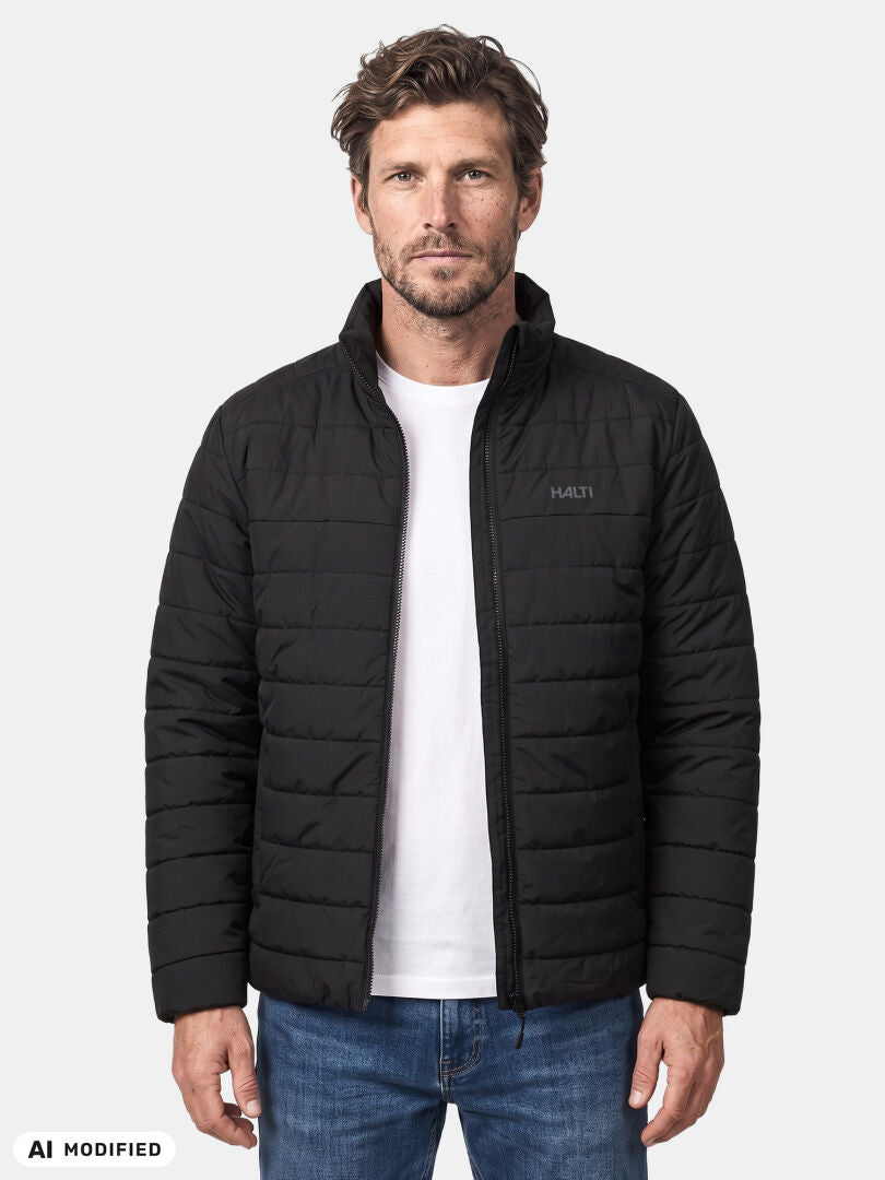 En kille i en Halti Rehia Vadderad-jacka över en vit skjorta och blåa jeans – den perfekta höstjackan!.