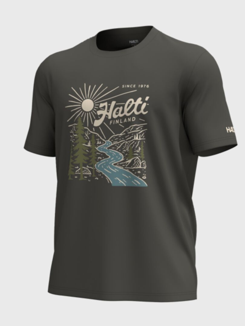 Vehka unisex-T-shirt från Halti med Finland-tryck och ett grafiskt motiv föreställande en flod, träd, berg och sol.